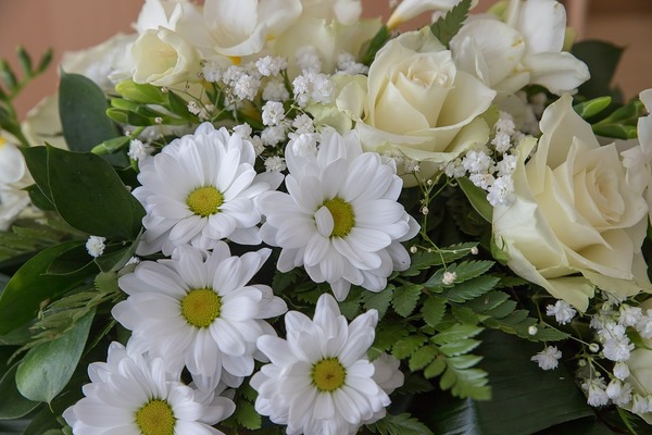 Pourquoi les fleurs sont-elles le choix commun à envoyer lors des funérailles ?