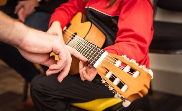 5 conseils pour choisir une première guitare acoustique