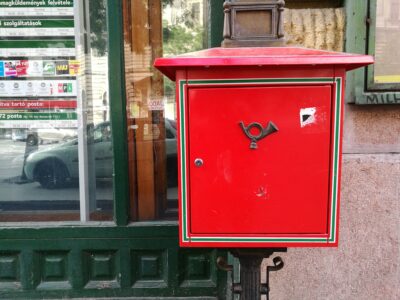 plaques de boîtes aux lettres en rouge