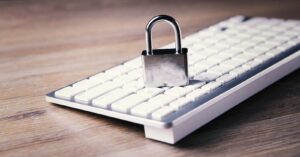un clavier d'ordinateur avec un cadenas dessus