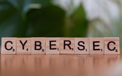Un bloc de bois avec l'inscription « cybersec » sur une table