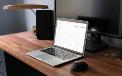 MacBook Pro sur une table en bois marron