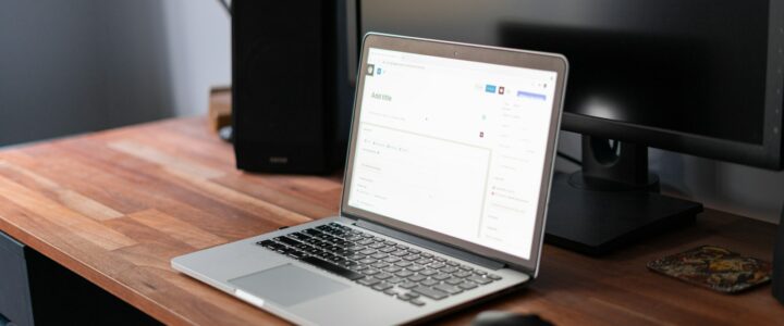MacBook Pro sur une table en bois marron