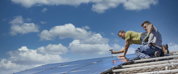 Toiture photovoltaïque en Moselle : couvreur et installation solaire combinés pour une énergie verte