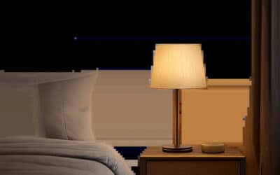 Une lampe de chevet diffuse une lumière douce près du lit pour la lecture et la détente. L’ambiance reste sobre, premium et propice à la transition vers le sommeil.