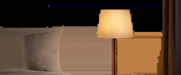 Une lampe de chevet diffuse une lumière douce près du lit pour la lecture et la détente. L’ambiance reste sobre, premium et propice à la transition vers le sommeil.