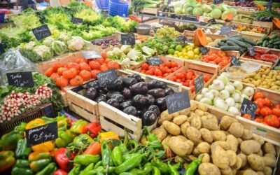 Marché de légumes frais en boîtes en bois avec étiquettes de prix
