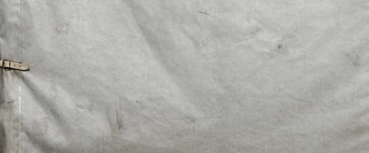 Tissu gris tendu avec œillets métalliques et sangle fixée