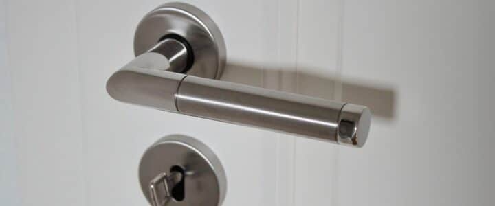 Peindre sa porte d’acier sans la démonter : la méthode qui tient